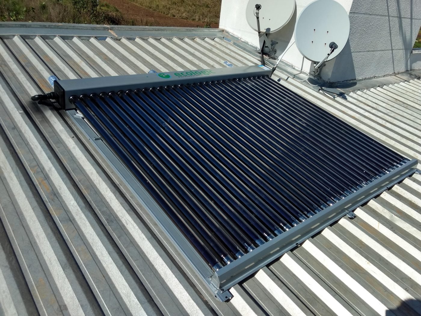 Aquecedor solar instalado em telhado