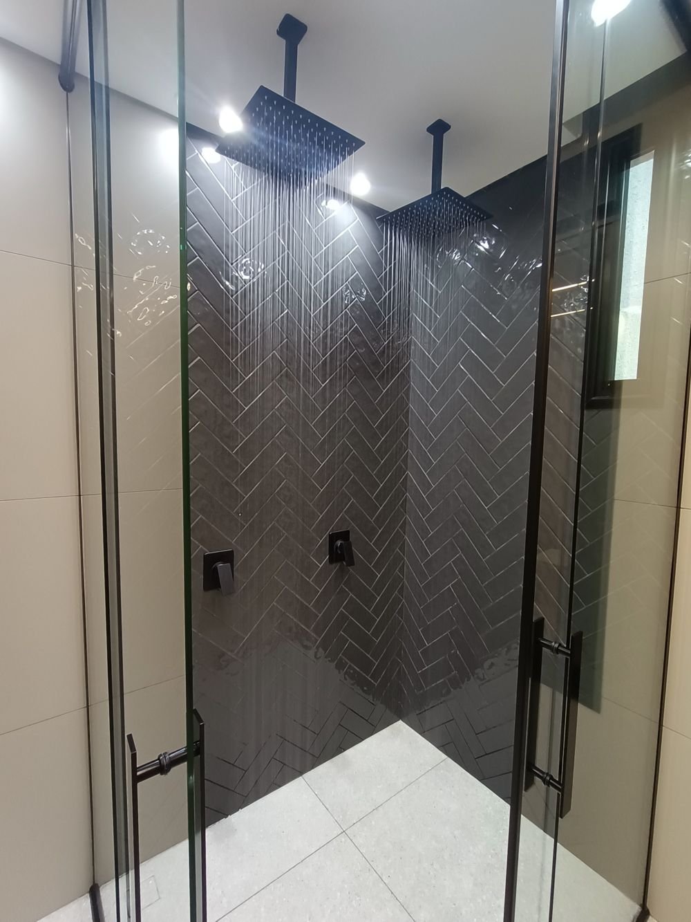 Duchas de teto em banheiro de porcelanato - Hupalo e Sarturi